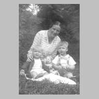 082-0046 Barbara von Hasselbach mit ihren Soehnen Horst und Herbert im Park auf Reipen.jpg